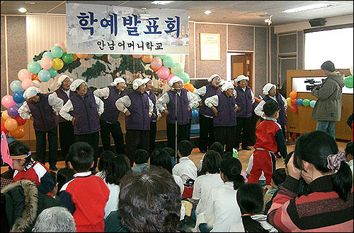 안남어머니학교의 신나는 학예발표회. 